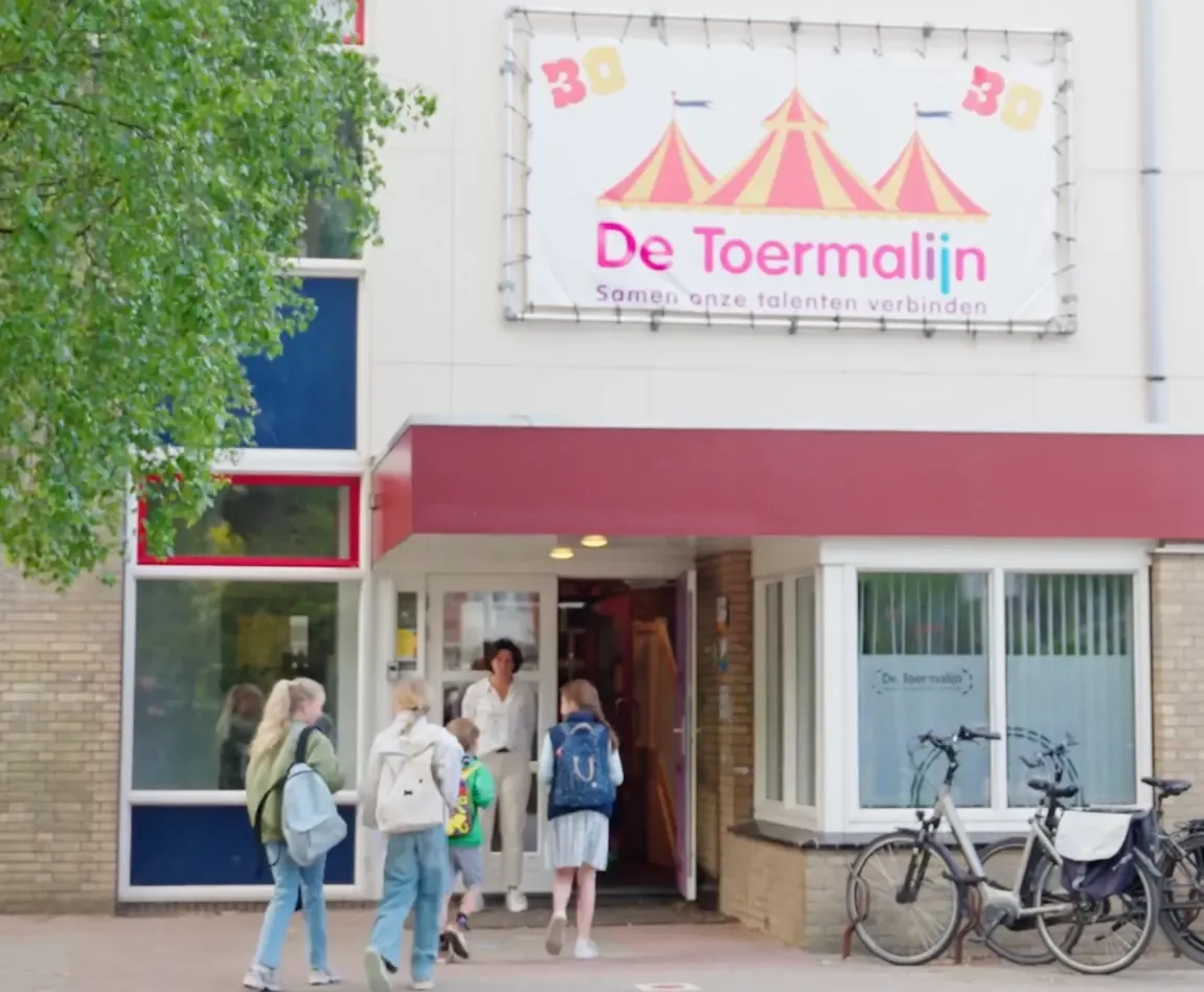 Leerlingen lopen basisschool De Toermalijn binnen