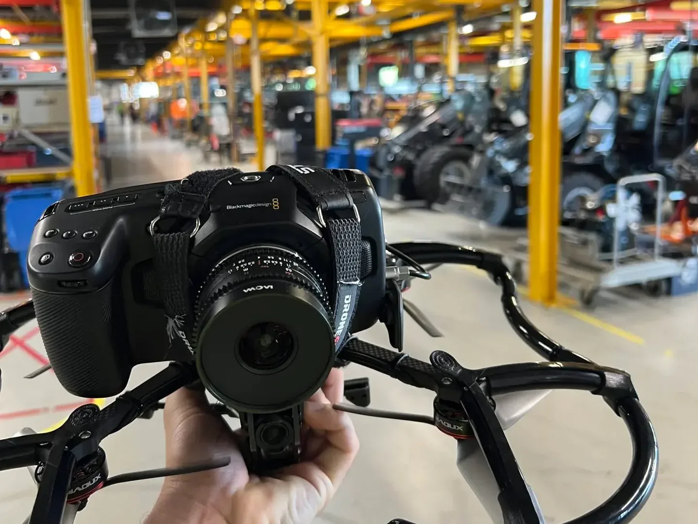 FPV-drone met Blackmagic-camera in een fabriekshal, met machines op de achtergrond