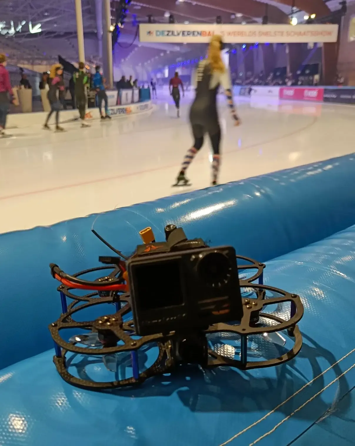 FPV-drone aan de kant van de ijsbaan tijdens een schaatsshow