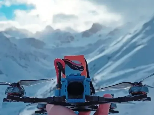 FPV-drone in een besneeuwd berglandschap