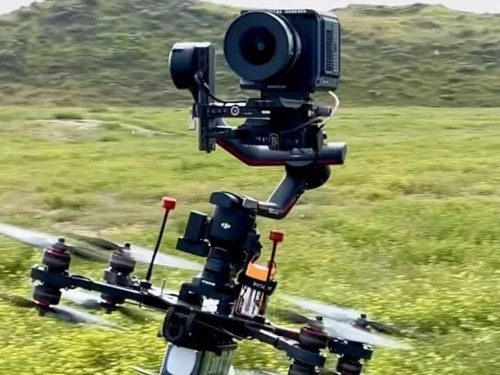 FPV-drone met RED Komodo 6K camera op een gimbal-opstelling