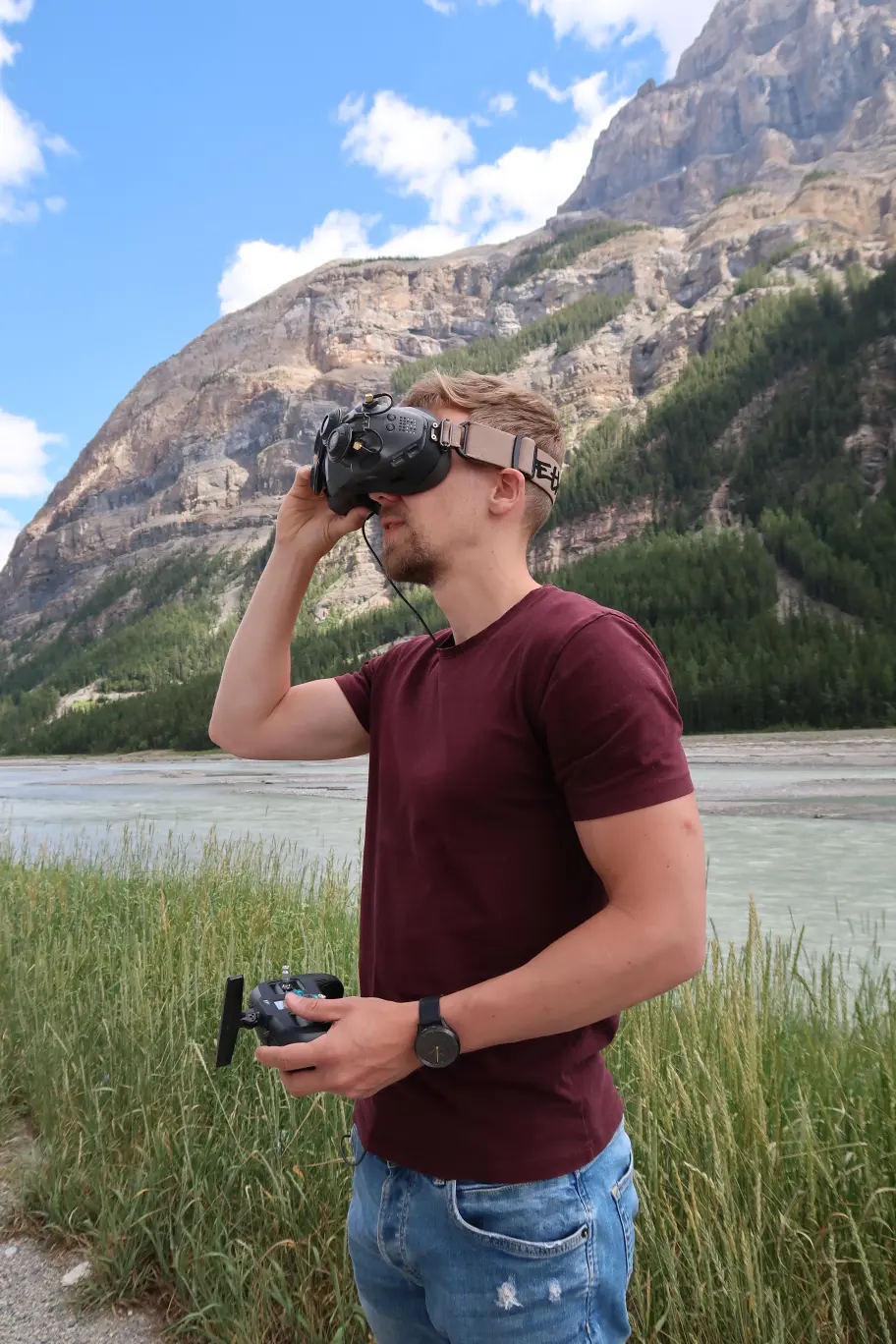 Killian Schouten, piloot bij De Vliegende Cameraman, klaar om te vliegen