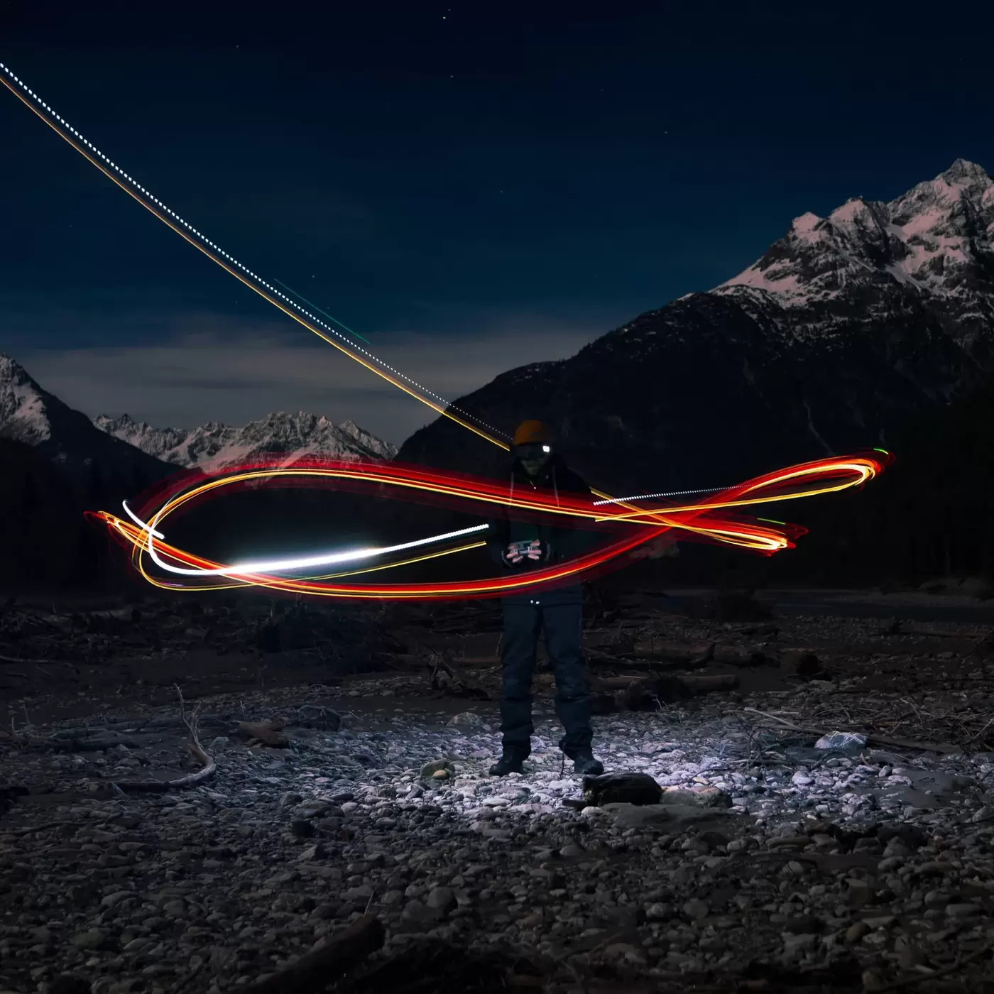 Light-painting nachtopname met de FPV-drone in de bergen