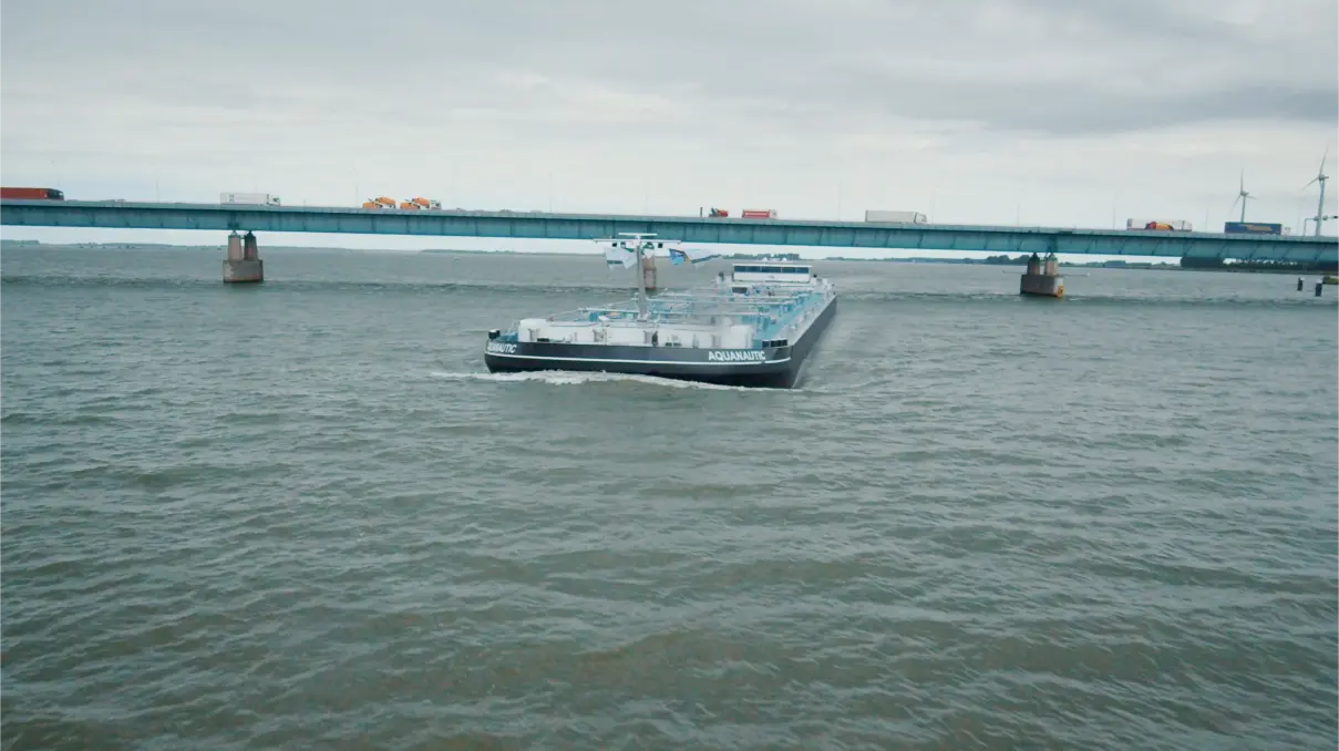 Binnenvaartschip Aquanautic tijdens de proefvaart, vanuit de lucht
