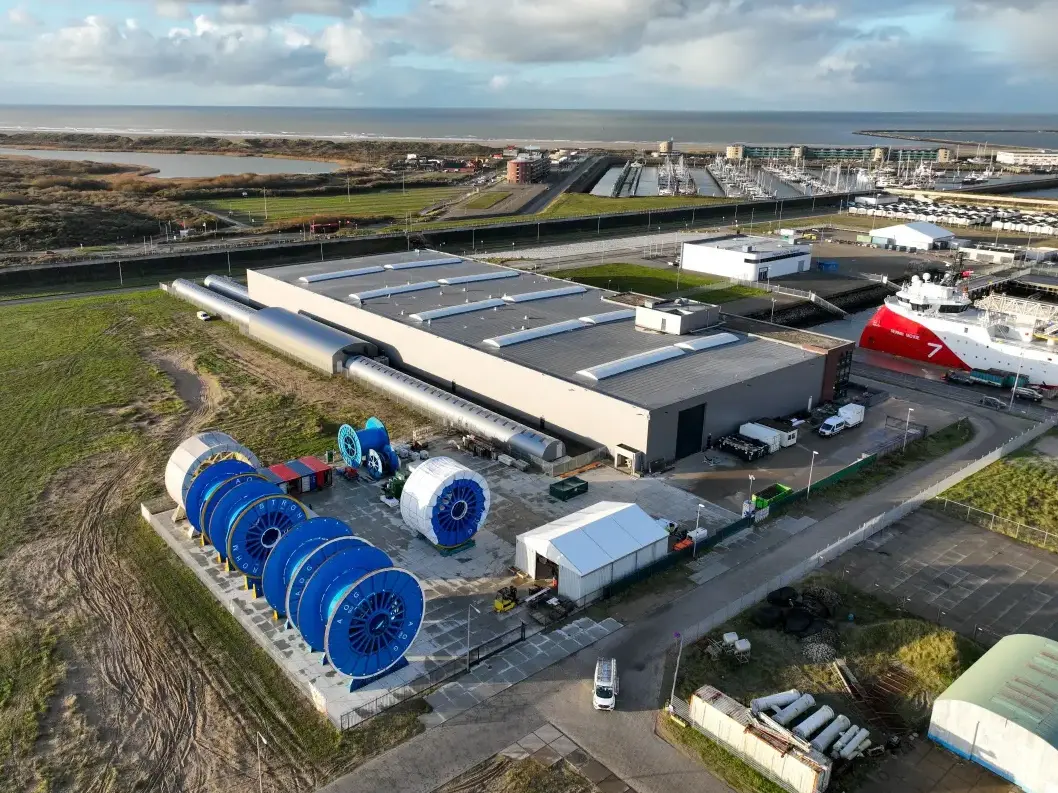 Strohm Factory in IJmuiden vanuit de lucht, exterieur van de fabriekshallen
