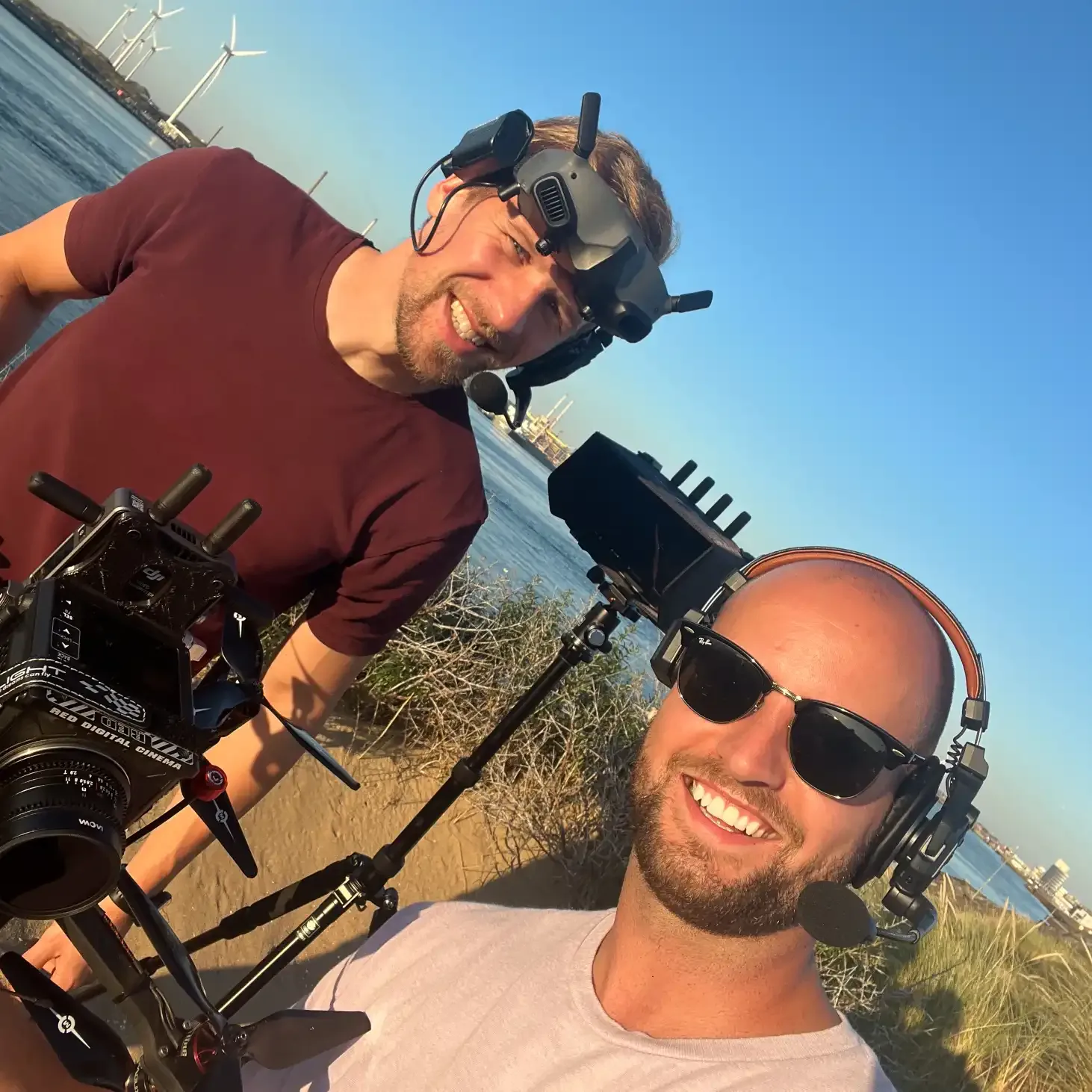 De crew met FPV-goggles en de RED Komodo-rig aan de kust bij IJmuiden