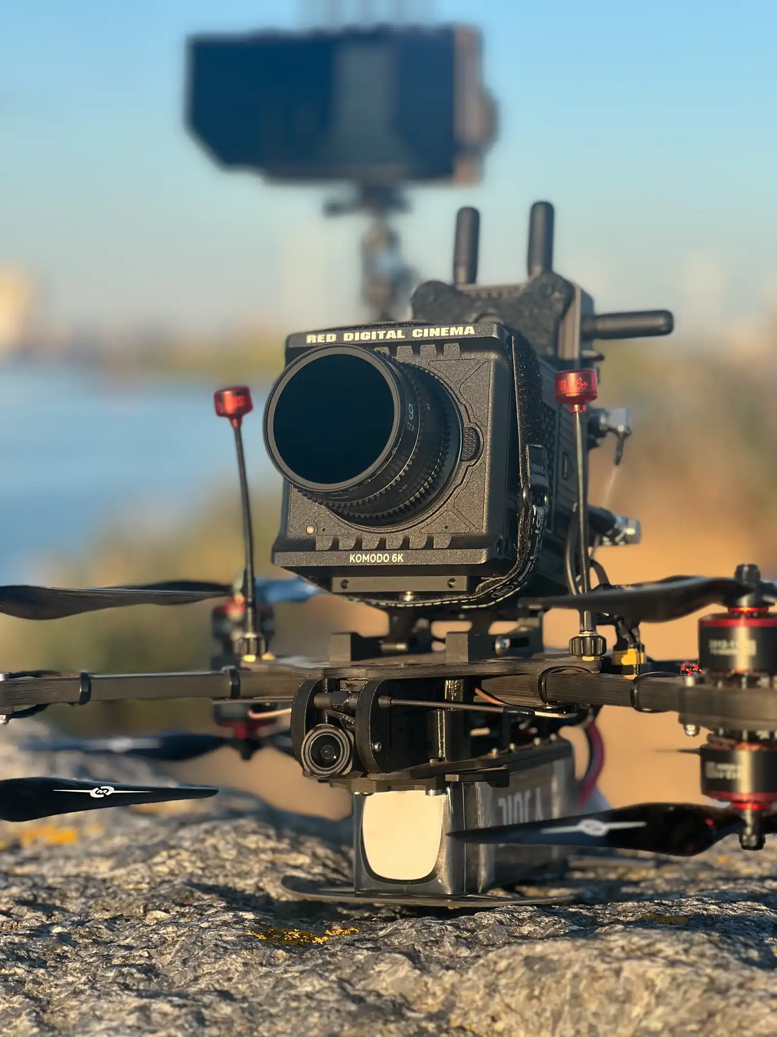 Close-up van de RED Komodo 6K camera gemonteerd op de FPV-drone