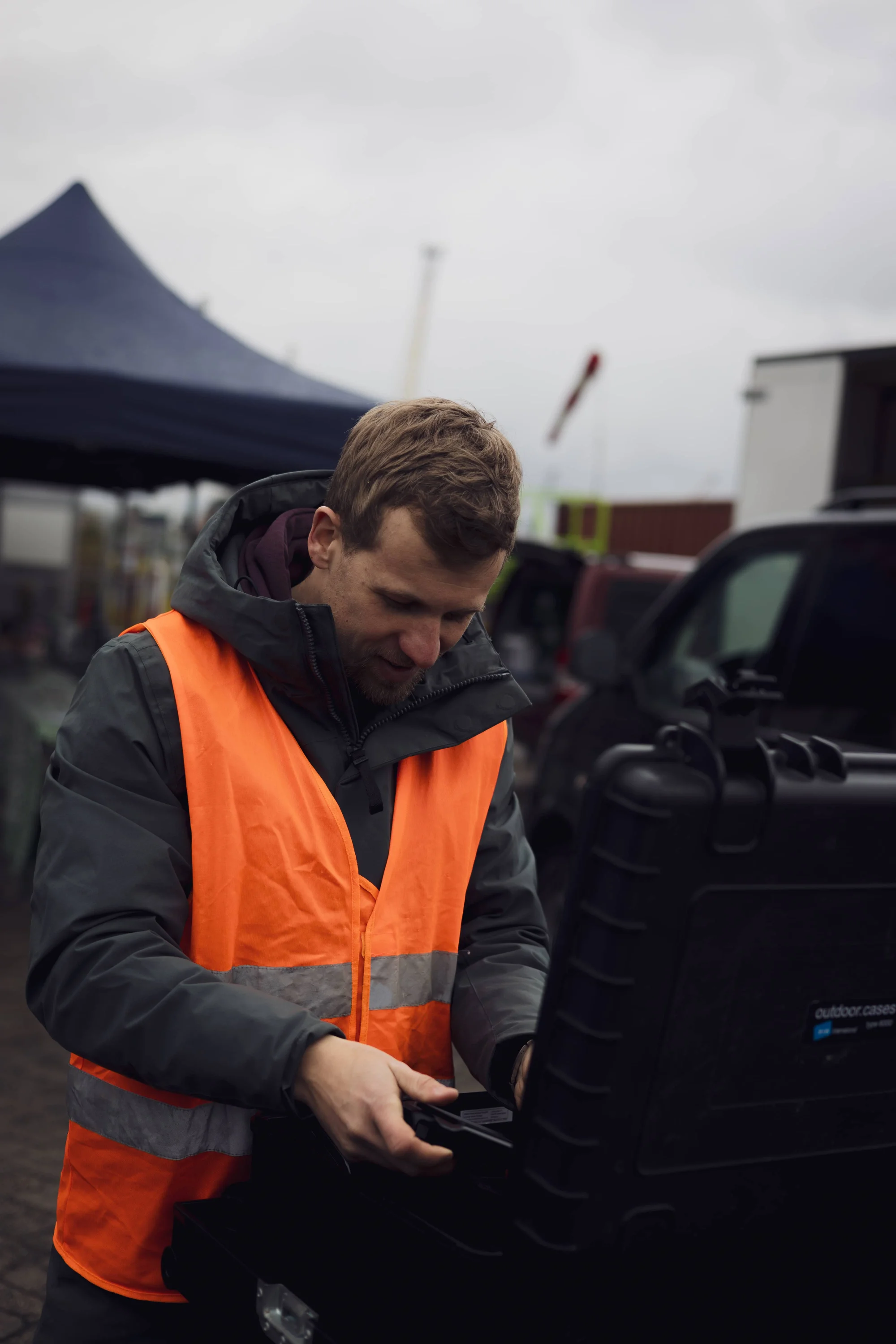 Piloot in veiligheidshesje bereidt de apparatuur voor op locatie bij de Zaanse haven